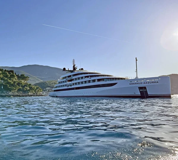What Luxury Yacht Suites And Staterooms Do Emerald Cruises Offer At Sea?